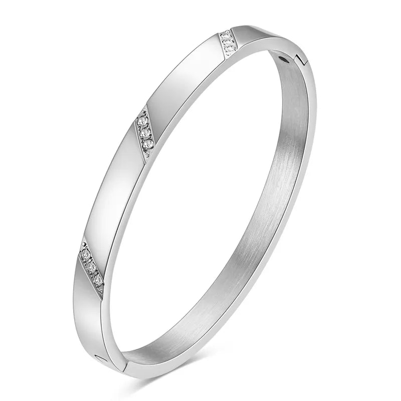 Eternal – Waterproof zilveren armband op witte achtergrond – Meena Rotterdam