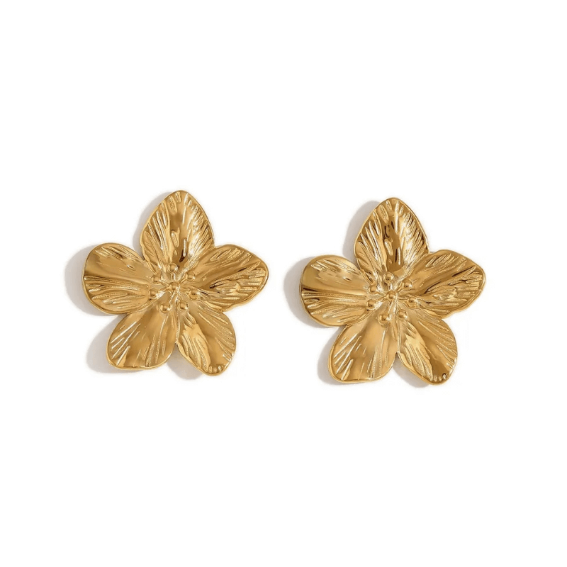 Flowerbomb – Waterproof gouden oorbellen op witte achtergrond – Meena Rotterdam

