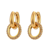Glamorous – Waterproof gouden oorbellen op witte achtergrond – Meena Rotterdam