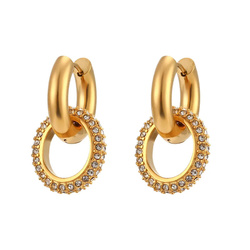 Glamorous – Waterproof gouden oorbellen op witte achtergrond – Meena Rotterdam