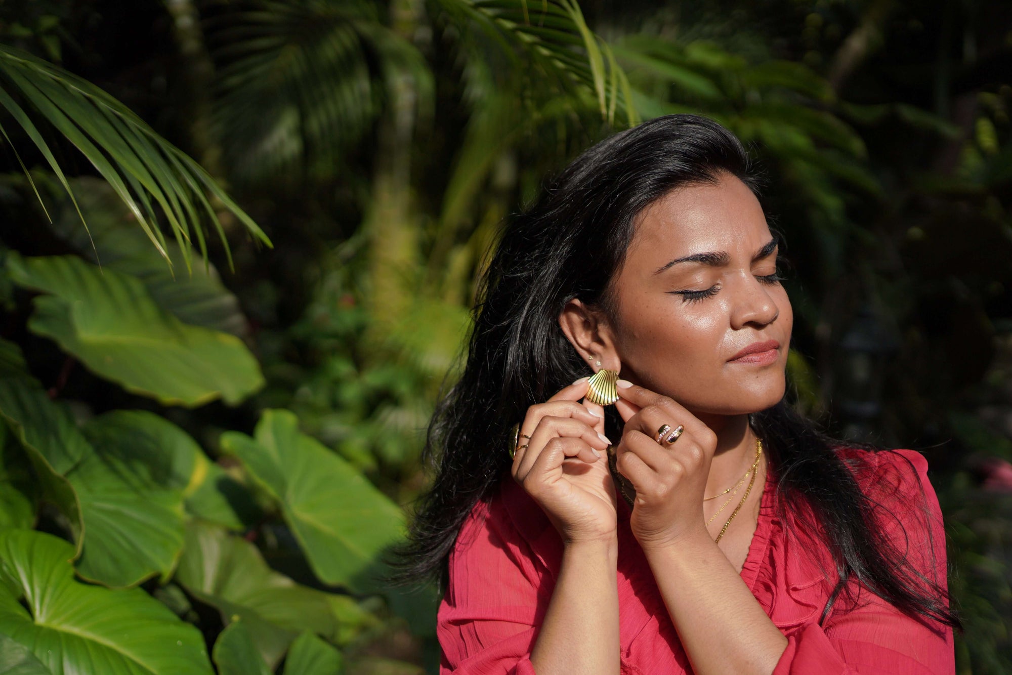 Hug Me – Gouden ring gedragen op model – Meena Rotterdam
