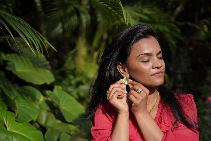 Hug Me – Gouden ring gedragen op model – Meena Rotterdam
