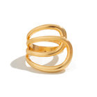 Layers – Waterproof gouden ring op witte achtergrond – Meena Rotterdam