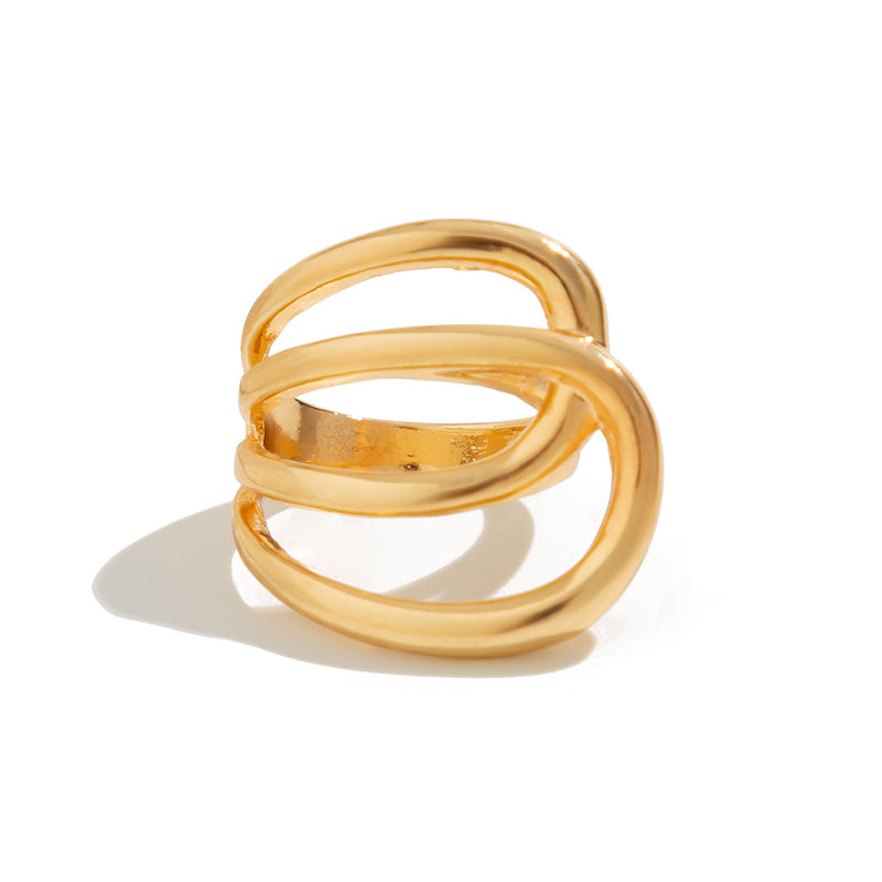 Layers – Waterproof gouden ring op witte achtergrond – Meena Rotterdam