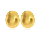 Oval – Waterproof gouden oorbellen op witte achtergrond – Meena Rotterdam