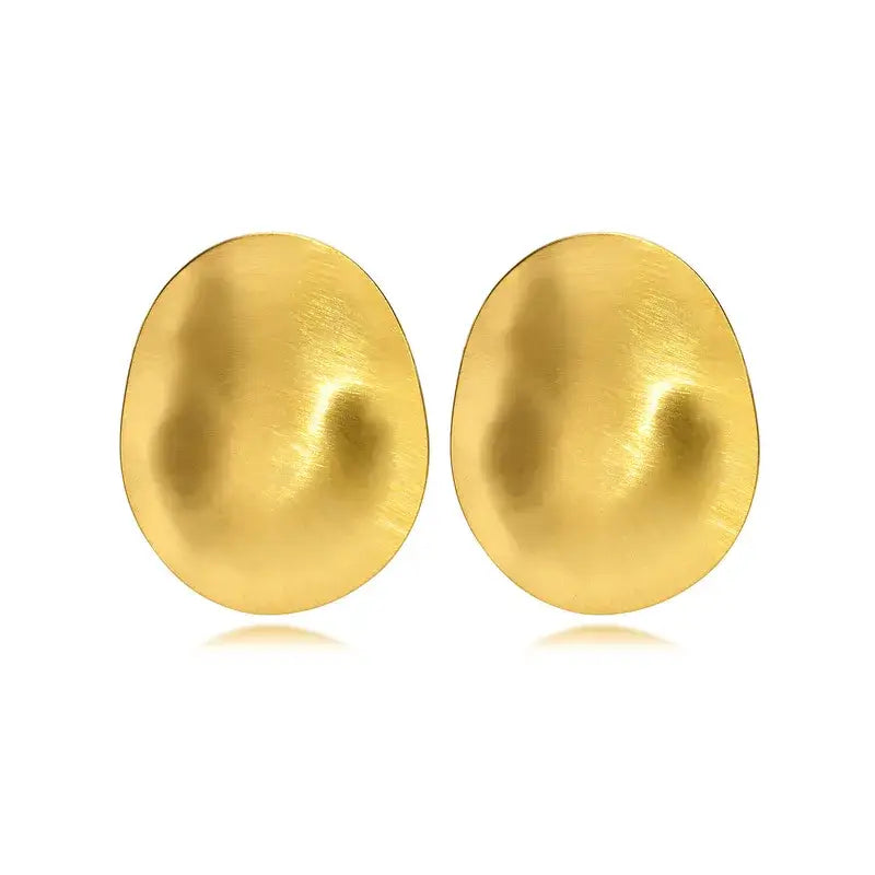 Oval – Waterproof gouden oorbellen op witte achtergrond – Meena Rotterdam