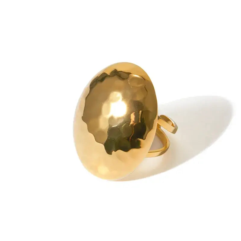 Royal – Waterproof gouden ring op witte achtergrond – Meena Rotterdam