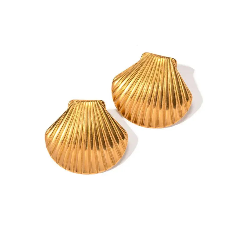 Scallop – Waterproof gouden oorbellen op witte achtergrond – Meena Rotterdam