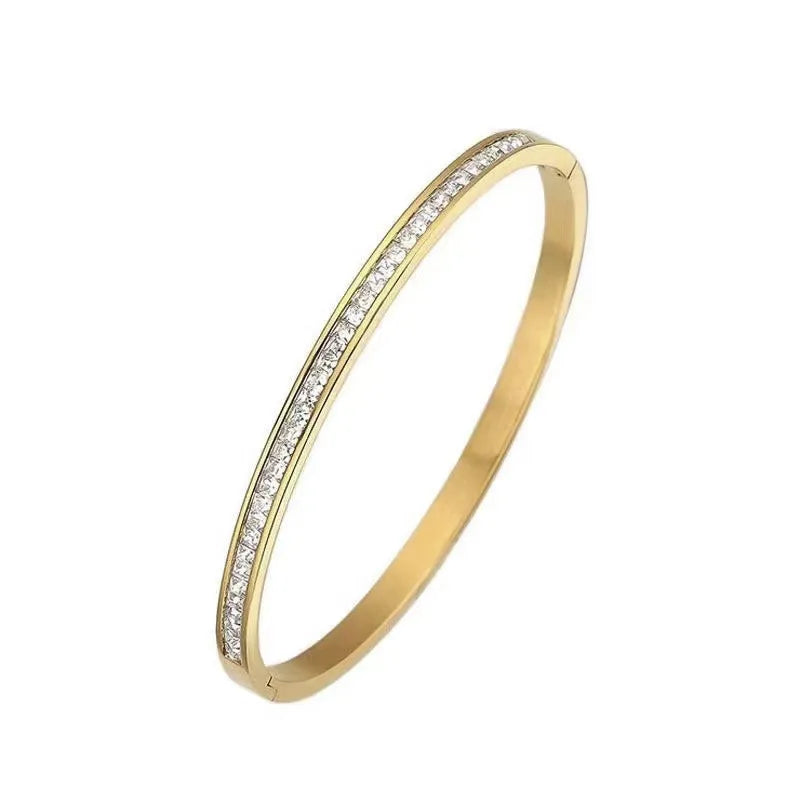 Sparkle – Waterproof gouden armband op witte achtergrond – Meena Rotterdam