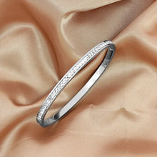 Sparkle – Waterproof zilveren armband op witte achtergrond – Meena Rotterdam