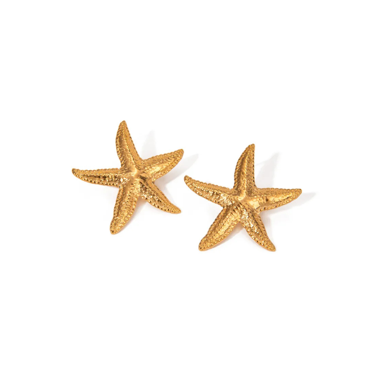 Starfish – Waterproof gouden oorbellen op witte achtergrond – Meena Rotterdam
