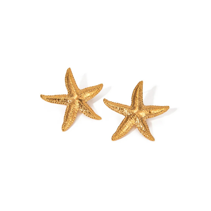 Starfish – Waterproof gouden oorbellen op witte achtergrond – Meena Rotterdam