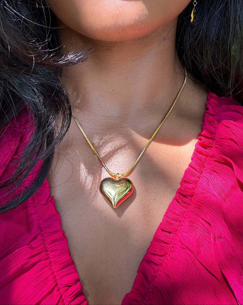 Sweetheart – Gouden ketting gedragen op model – Meena Rotterdam

