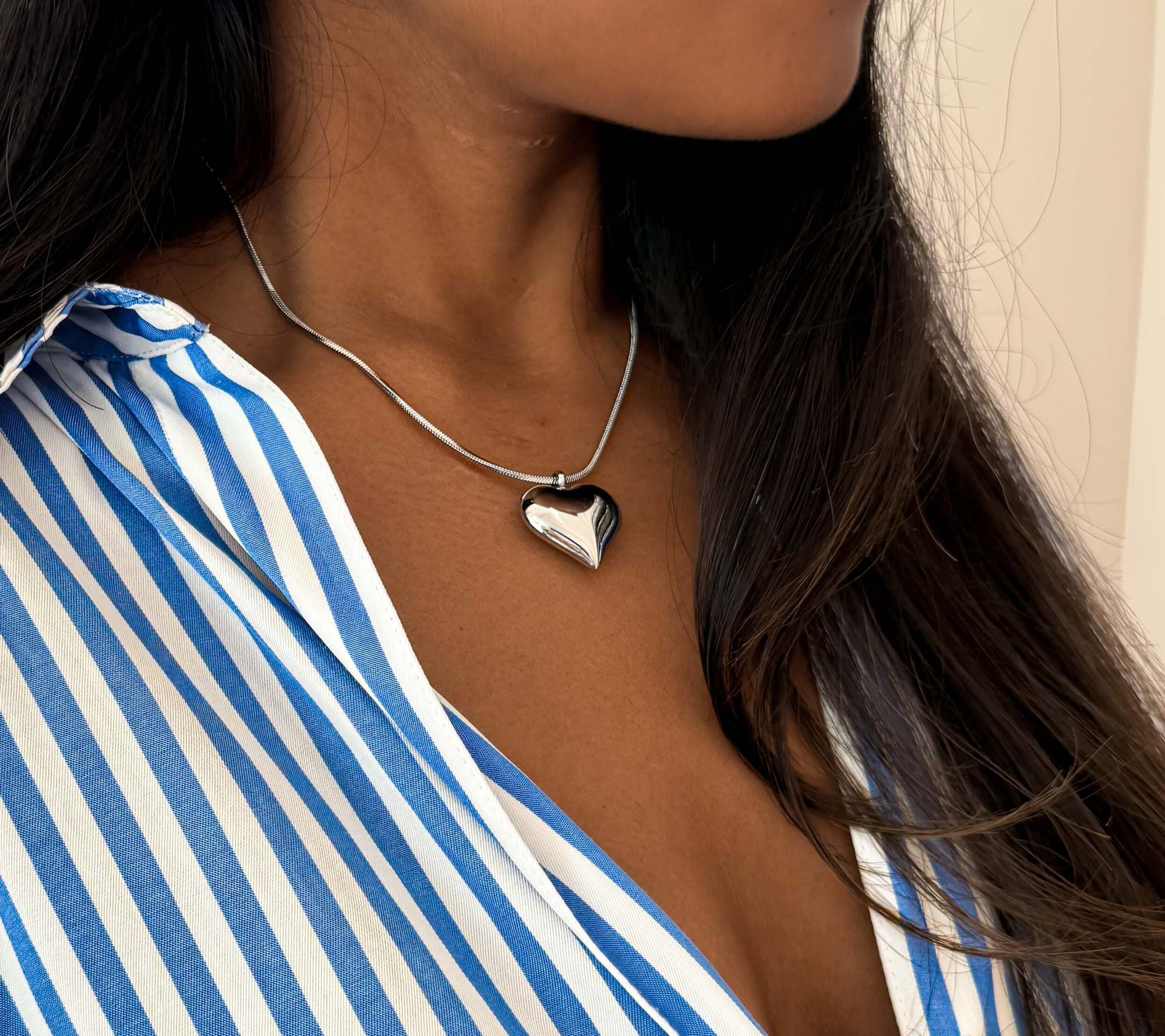 Sweetheart – Zilveren ketting gedragen op model – Meena Rotterdam
