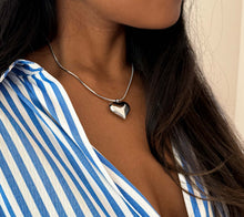 Sweetheart – Zilveren ketting gedragen op model – Meena Rotterdam

