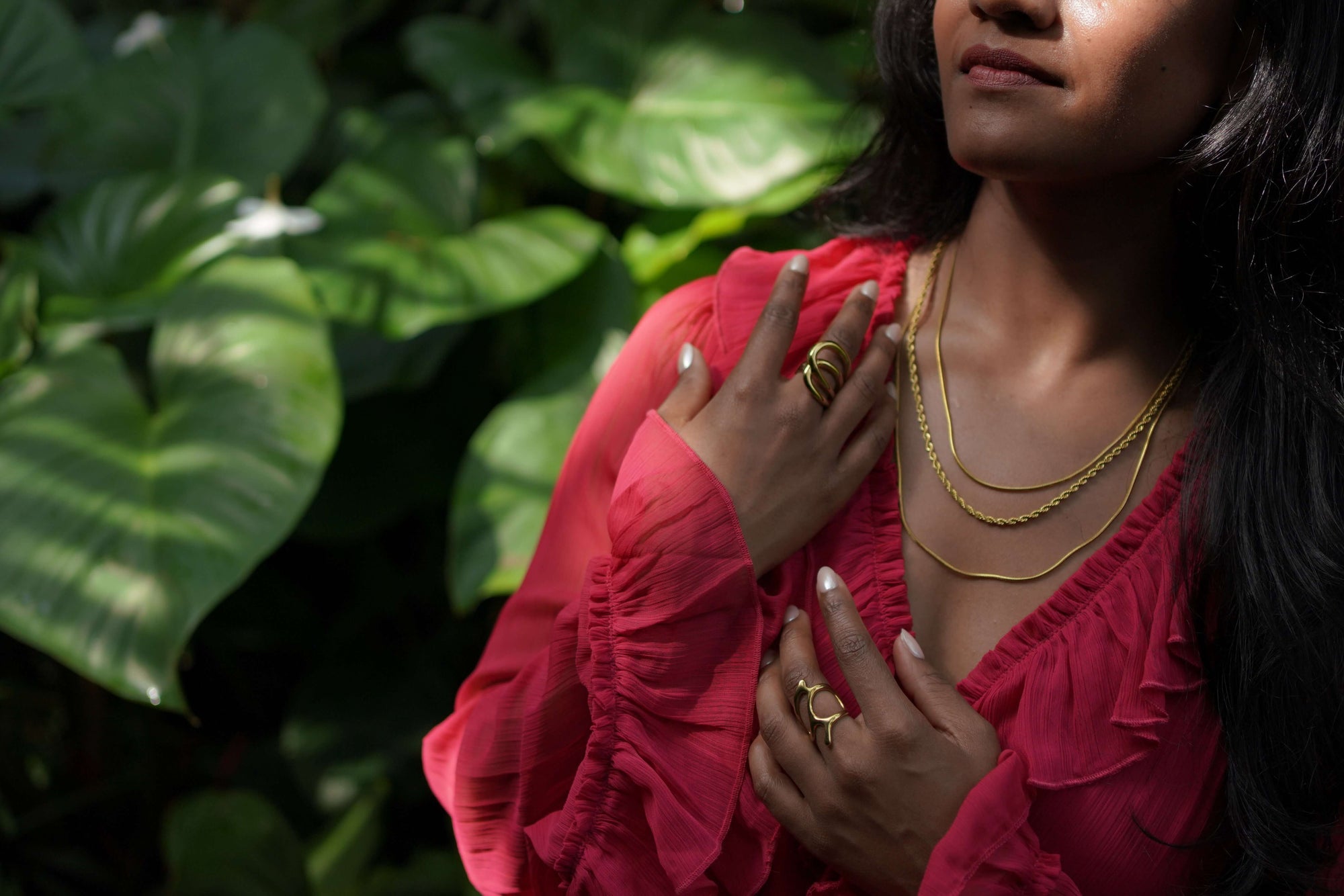 Trio – Gouden ketting gedragen op model – Meena Rotterdam